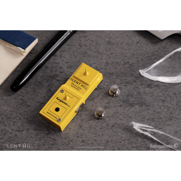 Аксессуары: Пин Silent Hill (Harry's Flashlight LED Pin) от Fangamer в магазине GameBuy, номер фото: 4