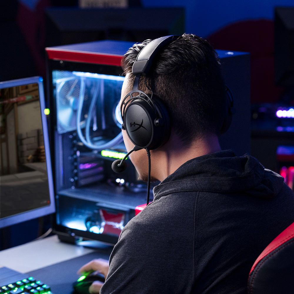 Гравець у чорно-червоній гарнітурі HyperX Cloud Alpha
