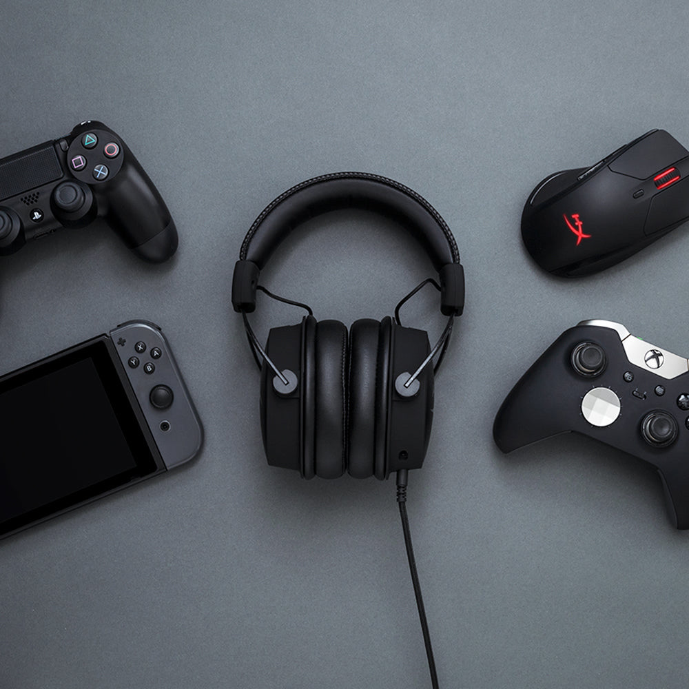 HyperX Cloud Alpha поряд із контролерами PlayStation і Xbox та Nintendo Switch