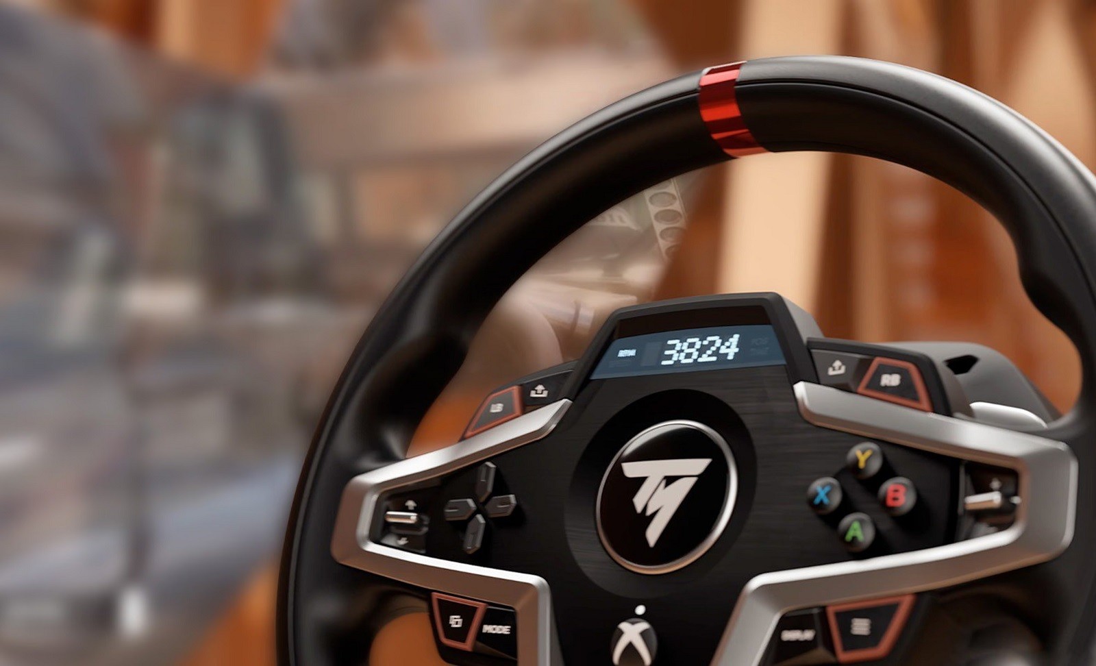 Крупный план дисплея и кнопок на руле Thrustmaster T248X.