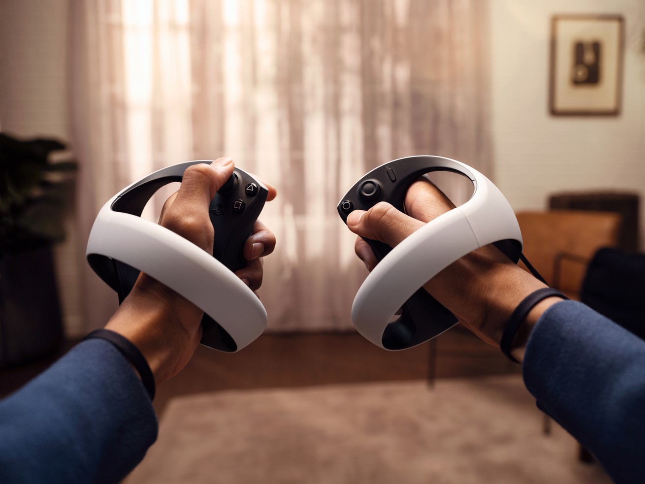Крупный план контроллеров PlayStation VR2 Sense в руках игрока