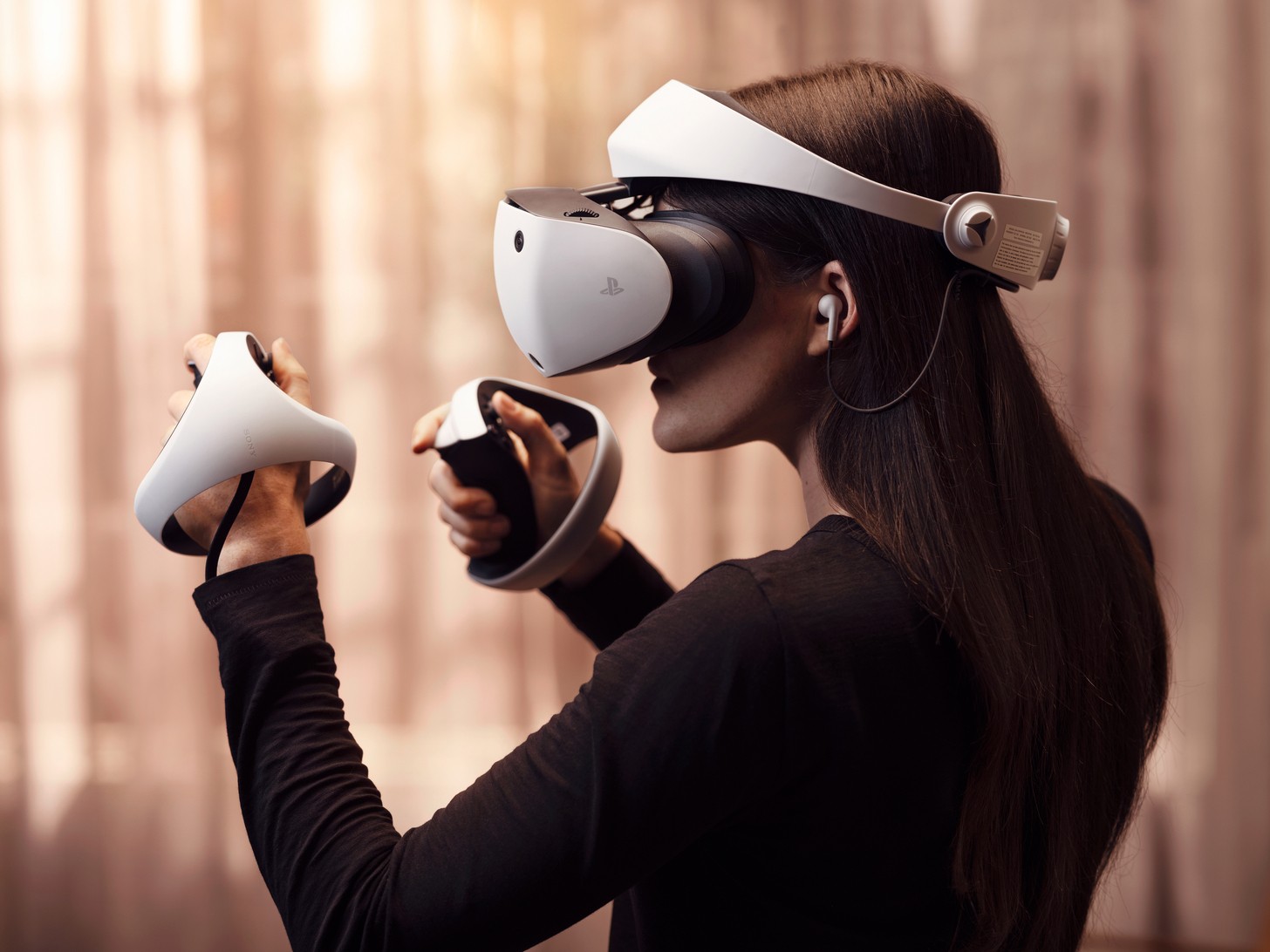 Игрок в гарнитуре PS VR2 играет с контроллерами Sense.