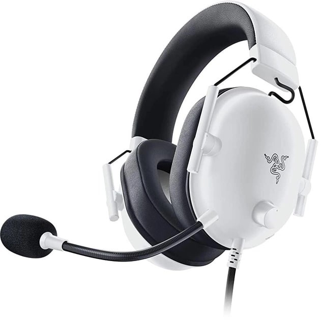 Крупный план чашки, микрофона и амбушюры белой Razer BlackShark V2 X Xbox Edition