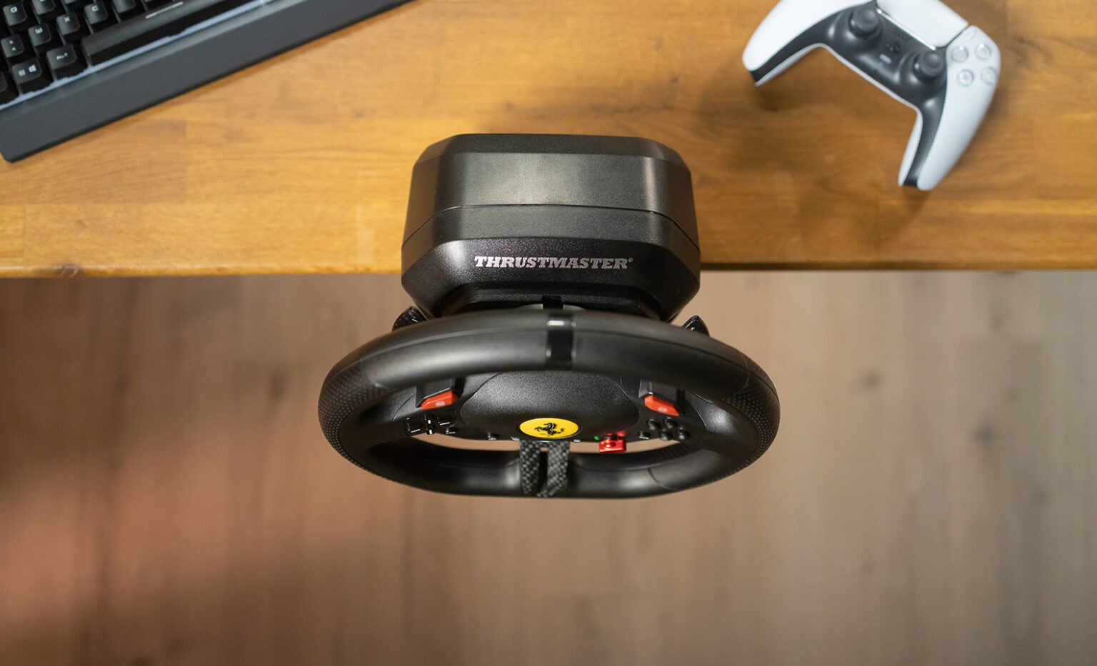 Обратная сторона основания руля Thrustmaster T98 Ferrari 296 GTB.