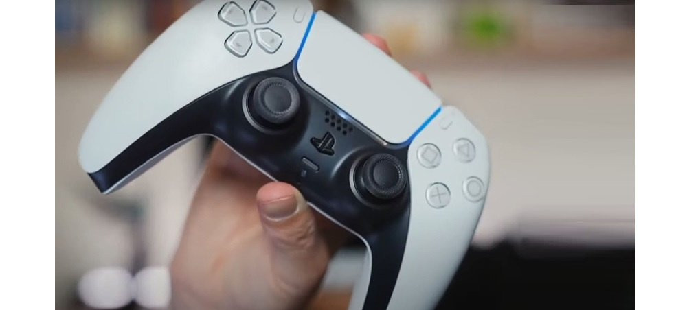 Гра з білим контролером Sony DualSense